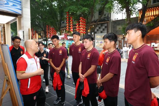 片中“霸道老爸”任大望（黄渤 饰）蛮横阻挠了儿子任小天（荣梓杉 饰）的天文梦，一心想让儿子成为钢琴家，两人“斗智斗勇”相爱相杀